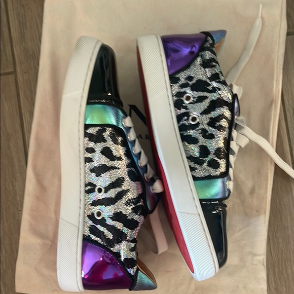 Black & Purple Women's Sneakers
made in Paris by Christian LOUBOUTIN
Red bottom - Picture 15 of 16